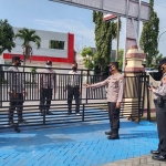 Suasana ketika Kapolsek Mantingan, Ngawi, melakukan rutinitas apel bagi personelnya.