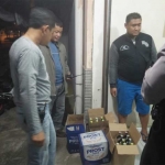 Petugas hendak mengamankan barang bukti.