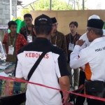 Suasana penghitungan hasil coblosan di salah satu TPS. foto: SYUHUD/ BANGSAONLINE