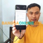 M Taufiki selaku korban saat menunjukkan bukti paspor fiktif. Foto: AAN AMRULLOH/BANGSAONLINE