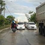 Tampak jalan Daendels yang belepotan lumpur bekas limbah  galian. foto: syuhud/ BANGSAONLINE