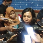 Kepala Dinas Pengelolaan Bangunan dan Tanah Kota Surabaya Maria Theresia Ekawati Rahayu saat jumpa pers di kantor Humas Pemkot Surabaya, Senin (23/9). foto: YUDI A/ BANGSAONLINE