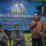 Anggota DPR RI, Aminurokhman, saat menghadiri reses dan didampingi anggota DPRD Kabupaten Pasuruan, Subriyanto.