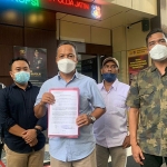 Wakil Ketua DPD Gerindra Jatim, Hidayat, ketika menunjukkan laporan terhadap Edy Mulyadi. Foto: Ist