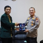 Kapolres Mojokerto Kota AKBP Wiwit Adisatria dan Ketua IDI Mojokerto dr. Achmad Reza saling bertukar cenderamata.