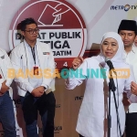 Khofifah Indar Parawansa dan Emil Elestianto Dardak saat wawancara. Foto: DEVI FITRI AFRIYANTI/BANGSAONLINE