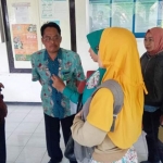 Beberapa wali murid saat mendatangi kantor cabang Dinas Pendidikan Provinsi Jawa Timur. foto: ARIF KURNIAWAN/ BANGSAONLINE