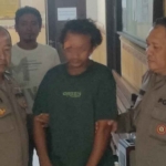 Petugas dari Polsek Gempol saat mengamankan maling LPG.