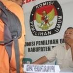 Staf KPU Tuban ketika melayani calon pendaftar PPK Tuban di kantor KPU jalan Pramuka. (Suwandi/BANGSAONLINE)