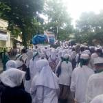 Ratusan pendemo saat melakukan aksi di depan Gedung DPRD Bojonegoro, Jumat 4 November 2016. foto: EKY NURHADI/ BANGSAONLINE