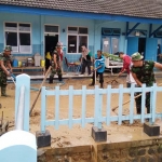 Suasana kegiatan bersih-bersih di Puskesmas Kebonagung.