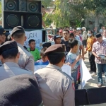 Warga saat demo di kantor Kelurahan Kolpajung, Pamekasan.