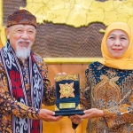 Chairman The Nippon Foundation, Yohei Sasakawa, saat bersama Gubernur Khofifah.
