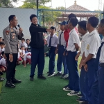 Kapolsek Purwodadi AKP Pujianto didampingi salah satu guru saat menyosialisasikan bahaya narkoba.