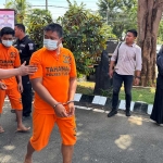 Ketiga pelaku pencurian gabah dan beras di tempat penggilingan padi saat dikeler di Mapolres Tuban.