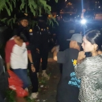 Tim Delta Squad Polresta Sidoarjo saat mengamankan 2 pria dan 1 wanita yang membawa sajam.