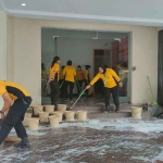 Petugas saat membersihkan Kantor Bawaslu Jatim yang akan digunakan untuk Mapolsek Tegalsari sementara waktu.
