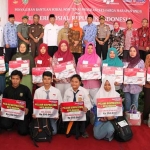 Menteri Sosial, Khofifah Indar Parawansa foto bersama dengan pejabat di Madiun serta para penerima PKH dan siswa teladan. foto: HENDRO/ BANGSAONLINE