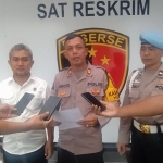 Kasi Humas Polres Pelabuhan Tanjung Perak, Iptu Suroto saat memberi keterangan. Foto: Rusmiyanto/BANGSAONLINE
