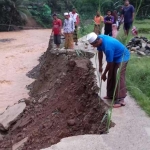 Kondisi akses jalan antar dusun di Arjosari yang putus diterjang banjir.