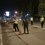 Polres Ponorogo dibantu TNI dan Satgas Covid-19 memperketat 8 pos check point di setiap pintu masuk Ponorogo.