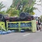 Kondisi truk terguling dan melintang di jalan sebelum dievakuasi.