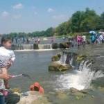 INDAH. Tampak pengunjung sedang melihat indahnya Dasar Sungai Bengawan Solo di Desa Tinggang, Kecamatan Ngraho, Bojonegoro. Warga menyebutnya niagara kecil. Foto: Eky Nurhadi/BANGSAONLINE