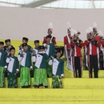 Sejumlah bocah anggota drumband saat pembukaan turnamen futsal sarungan.