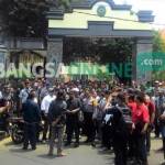 Pendukung penggugat, Choirul Anam, saat berkumpul di depan PN Kediri. foto: dendi martoni/ BANGSAONLINE