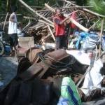 RATA: Tampak rumah milik Lasio, warga Desa Trenggulunan, Kecamatan Ngasem, Bojonegoro rata dengan tanah setelah disapu angin. foto: eky nurhadi/BANGSAONLINE