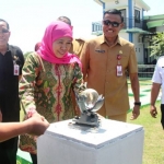 Gubernur Jawa Timur Khofifah Indar Parawansa saat berkunjung ke Stasiun Meteorologi, Klimatologi dan Geofisika Kelas I Juanda, Sidoarjo, Senin (2/9). foto: istimewa/ bangsonline.com