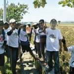 Ketua RGS Jatim Muslih Hasyim bersama petani Plumpang Tuban. Foto: Syuhud/BANGSAONLINE
