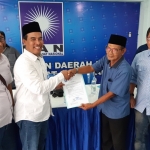 TINGGAL CARI PENDAMPING: Bacabup Haris (kiri dan berkopyah) menerima Surat Mandat dari DPD PAN Sidoarjo, Rabu (29/1). foto: MUSTAIN/ BANGSAONLINE