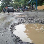 Salah satu titik jalan yang dipenuhi lubang. foto: BANGSAONLINE