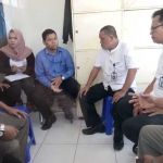 Tim KTL dan Satpol PP saat diterima di Pos Keamanan.