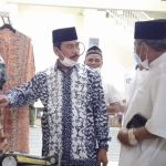 Qosim ketika mengunjungi sentra perajin kampung batik di Desa Cerme Lor. foto: ist.