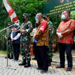 Wali Kota Whisnu Sakti Buana bersama jajaran Forkopimda mendampingi Panglima TNI Marsekal Hadi Tjahjanto meninjau pelaksanaan PPKM berskala mikro di Kota Surabaya, Kamis (11/2). foto: yudi a/ harian bangsa