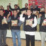 Bersama para Gapoktan Nganjuk, Mindo Sianipar diapit Ketua DPRD Puji Santuso dan Novi, salah satu bakal calon yang mendaftar lewat PDIP. foto: BAMBANG/ BANGSAONLINE