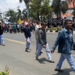 Tampak para ABG bercelana abu-abu yang diduga pelajar SMK ikut demo menolak pendirian kilang minyak di Gedung DPRD Tuban.