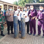 AKD dan Forkopimcam Manyar saat menerima pinjaman tabung oksigen dari PT Hikari Teknologi Indonesia. Foto: SYUHUD/ BANGSAONLINE.com