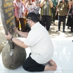 Bupati Kediri Hanindhito Himawan Pramana saat menandatangani batu prasasti yang ada di area Sumber Agung.