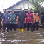 SIDAK BANJIR: Kepala Dinas PUPR Sigit Setyawan saat mendampingi Wagub Saifullah Yusuf (Gus Ipul) memantau banjir di Desa Kupang Kecamatan Jabon, Kamis (26/1) lalu. foto istimewa