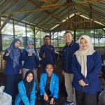 Tim pengabdian masyarakat Unirow Tuban saat memberi pelatihan di Desa Ngawun