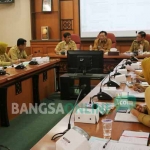 Bupati Sambari saat memimpin rapat bagi hasil cukai. foto: SYUHUD/ BANGSAONLINE