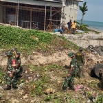 Anggota TNI-Polri dan dinas terkait bersama warga setempat melakukan pembersihan 3 sungai di Bancar Tuban.