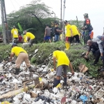 BPBD Kabupaten Pasuruan bersama jajaran Muspika serta OPD terkait, melakukan kerja bakti pembersihan sampah dan lumpur yang menyumbat beberapa saluran anak Sungai Wrati.