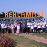 Para peserta berada di lahan pasca tambang batu kapur Pabrik Tuban Semen Indonesia yang diubah menjadi sarana wisata Arboretum Bukit Daun.