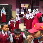 Suasana masuk sekolah di SDN 3 Jetis, Lamongan.