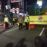 Penutupan beberapa ruas jalan sebagai upaya penerapan physical distancing.