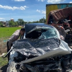 Kasatlantas Polres  Ngawi bersama Kasubdit Gakkum Ditlantas Polda Jatim melihat kondisi Honda Mobilio usai menabrak truk.